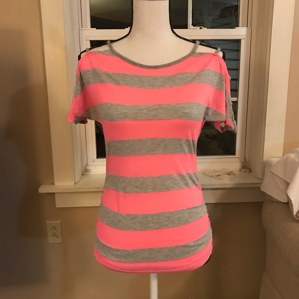 {Say Anything} EUC• Cold Shoulder Top